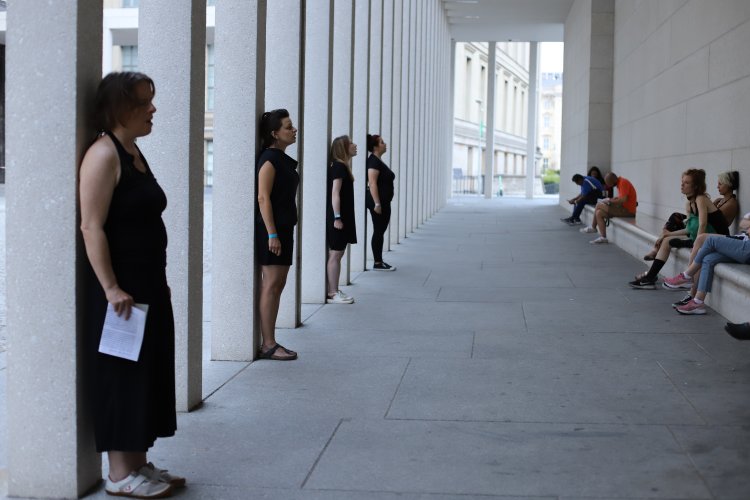 Zorka Wollny und Performerinnen anl&auml;sslich von &quot;BLACK LAND&quot; vor der James-Simon-Galerie, Juli 2022. | © Lutz Knospe