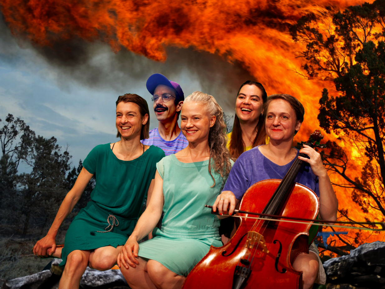 F&uuml;nf l&auml;chelnde Personen in bunter Kleidung sitzen nebeneinander vor einem brennenden Wald. Eine Person spielt Cello.