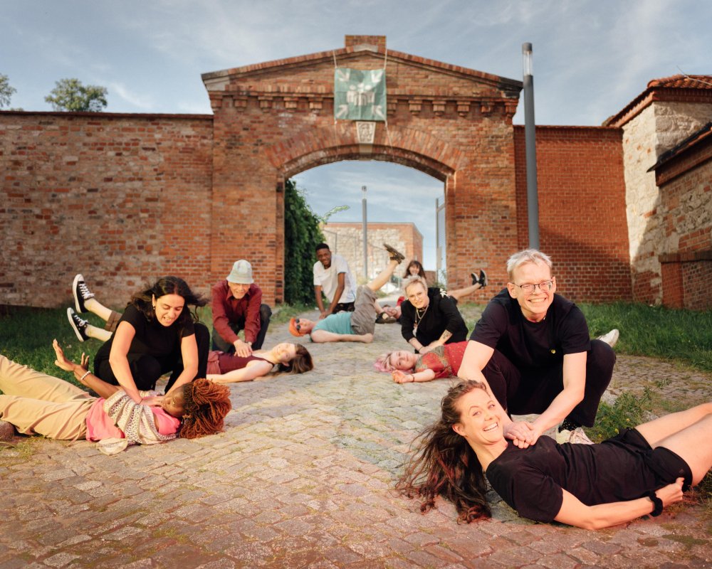 Das Ensemble stellt eine Wiederbelebngs&uuml;bung unter freiem Himmel nach. | © Stadttheater Spandau