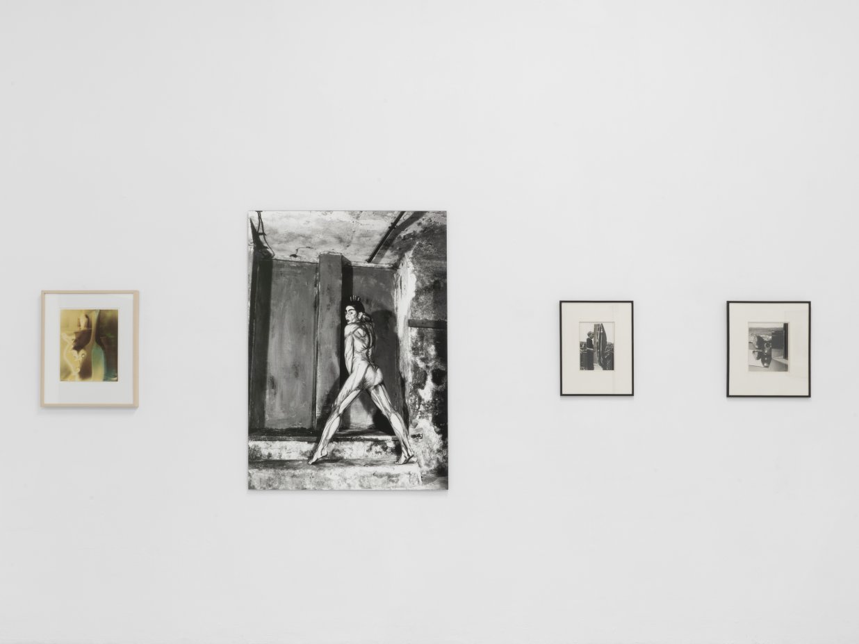 Drei historische und eine zeitgen&ouml;ssische, experimentelle und akt Fotografien von lesbischen K&uuml;nstlerinnen, von links nach rechts, Arbeiten von Marta Hoepffner, Krista Beinstein, Florence He