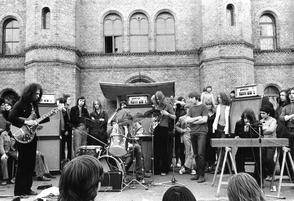 Historisches Schwarz-Wei&szlig;-Foto, die Band Ton Steine Scherben spielt vor dem ehemaligen Bethanien -Krankenhaus in Berlin Kreuzberg | © Foto: Jutta Matthess, Quelle: Browse Gallery