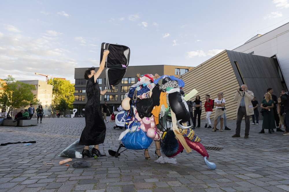 High Heels. Performance by Justyna Koeke. Performerin Rebekka E. B&ouml;hme | © Victoria Tomaschko